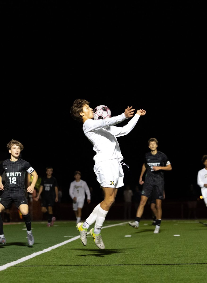 Brady Youssefi receiving the ball (Photo by Lene Benoit)